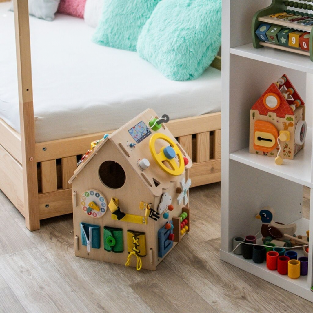 Дървен бизи борд Монтесори къща в натурален цвят 2Kids Toys – снимка 10