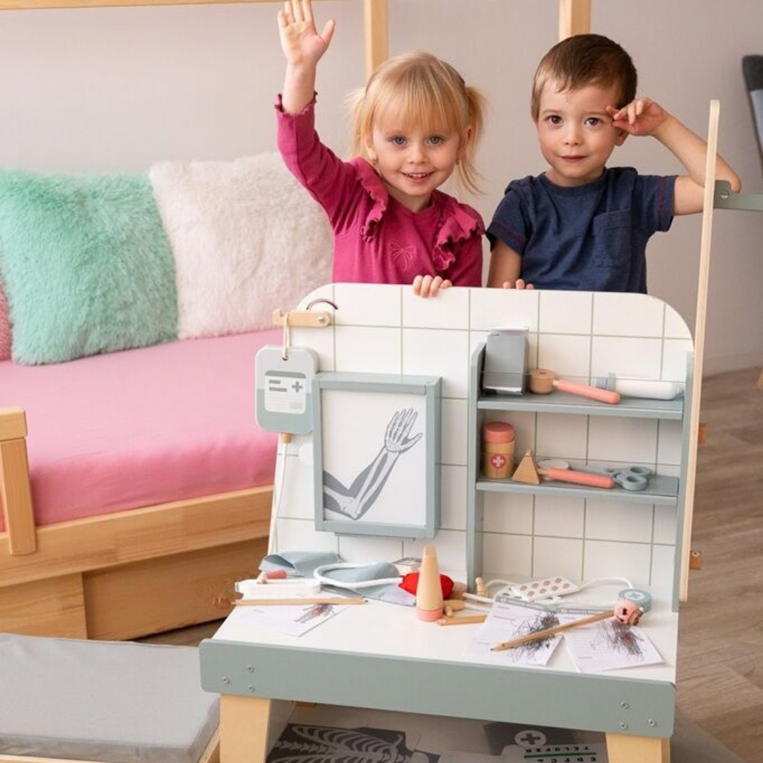 Дървен лекарски кабинет с маса и медицински аксесоари 2Kids Toys – снимка 6