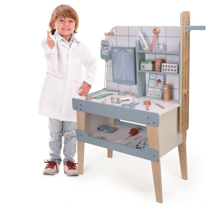Дървен лекарски кабинет с маса и медицински аксесоари 2Kids Toys