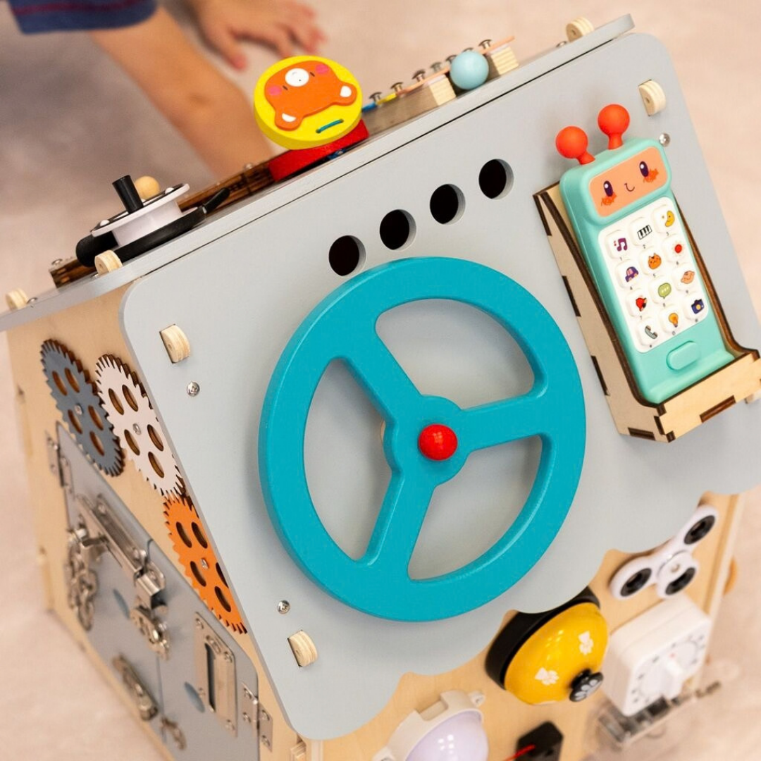 Дървен бизи борд Монтесори къща в сив цвят 2Kids Toys – снимка 11
