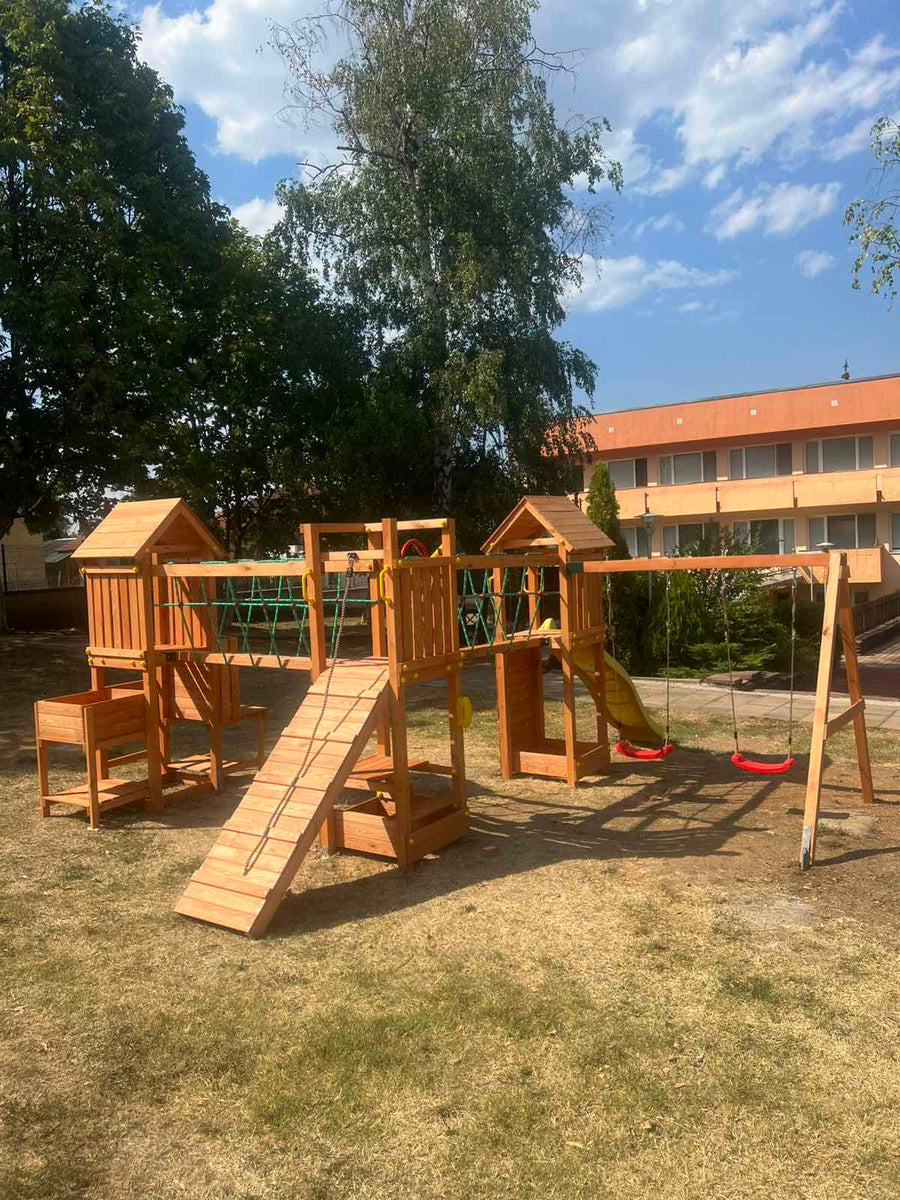 Fungoo 08510T Optimizer TEAK детска площадка с 3 кули, пързалка и 2 люлки – реализиран монтаж в Правец